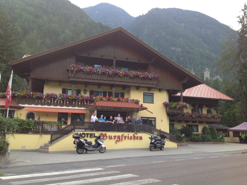 Das Hotel mit Burg im Hintergrund Hotel Burgfrieden