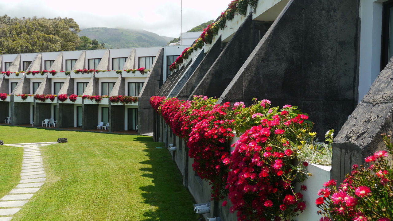 Vom Garten vor der Steilküste aus gesehen Caloura Hotel Resort