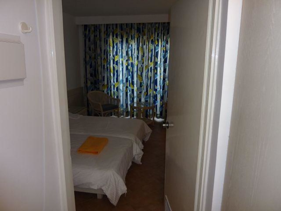 Blick von der Eingangstür ins Zimmer Lyttos Beach Hotel
