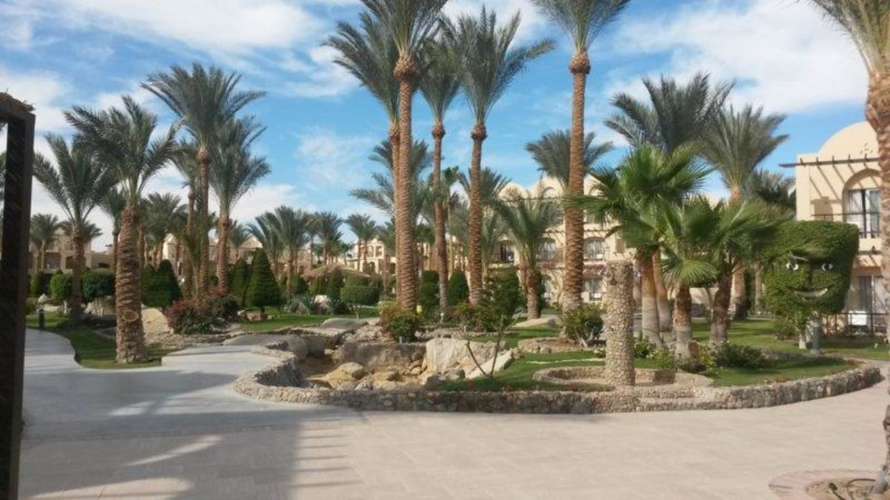 Blick vom Pool zum Garten Jaz Makadina