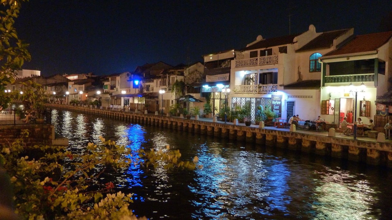 Blick von gegenüberliegendem Ufer Hotel River Song Residence