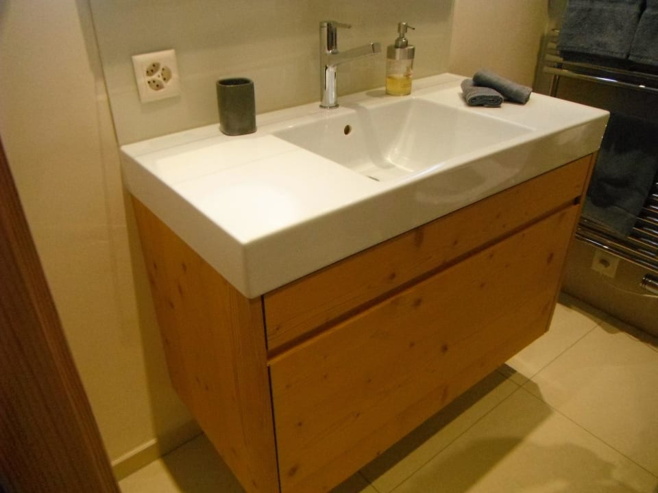 Waschbecken und Schrank Aspen Alpin Lifestyle Hotel