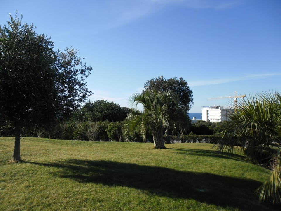 An enlivening green garden Valamar Lacroma Hotel