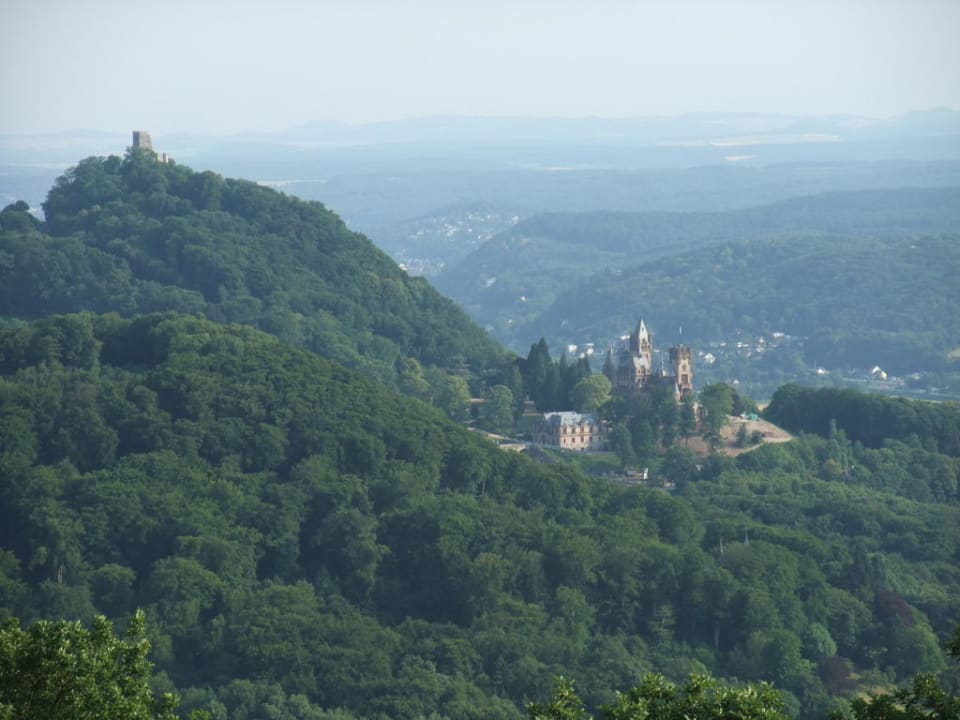 Ausblick auf Drachenfels und Schloß Drachenburg Steigenberger Icon Grandhotel Petersberg