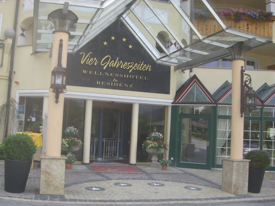 Hoteleingang  Wellnessresort Vier Jahreszeiten