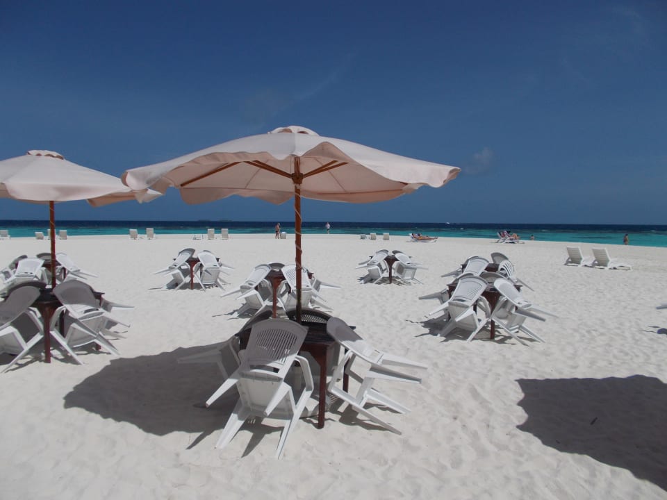 Die Beach Bar aus der Sicht vom Sitzen! Thulhagiri Island Resort