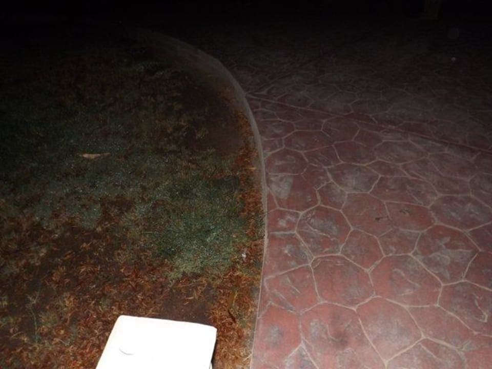 Sehr dunkel Nichts beleuchtet Absturzgefahr  Lotus Bay Beach Resort