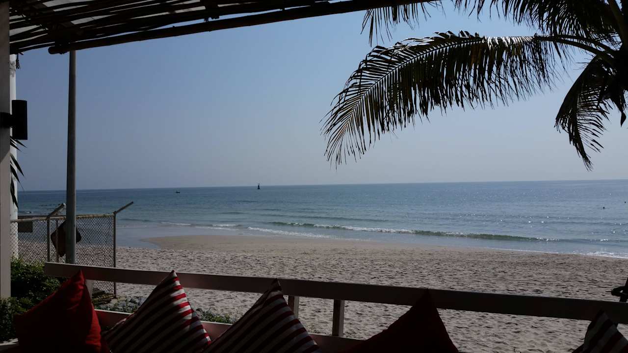 Weisser Strand und klares Wasser Laksasubha Hua Hin