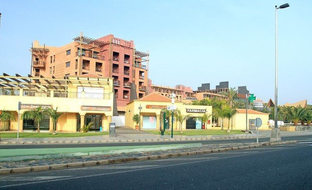 Hotel od strony przestanku autobusowego Lopesan Baobab Resort