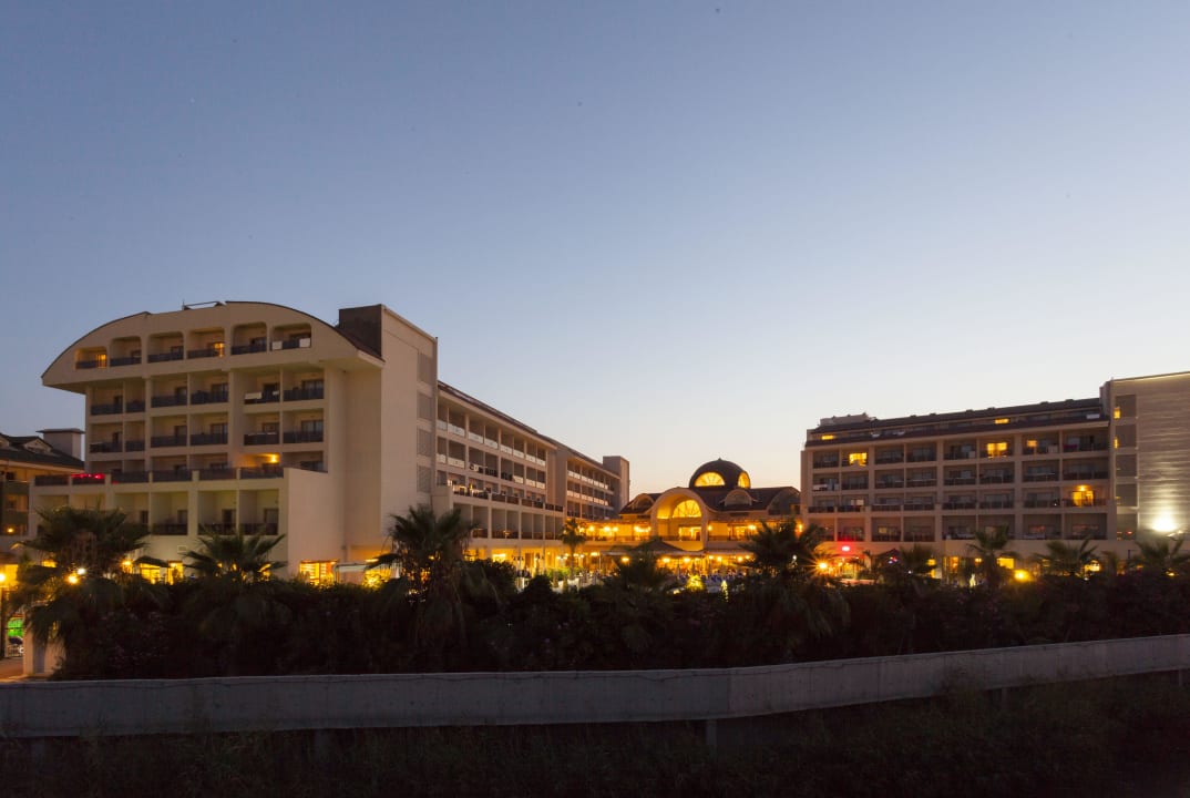 Hotelansicht am Abend Seher Sun Palace Resort & Spa