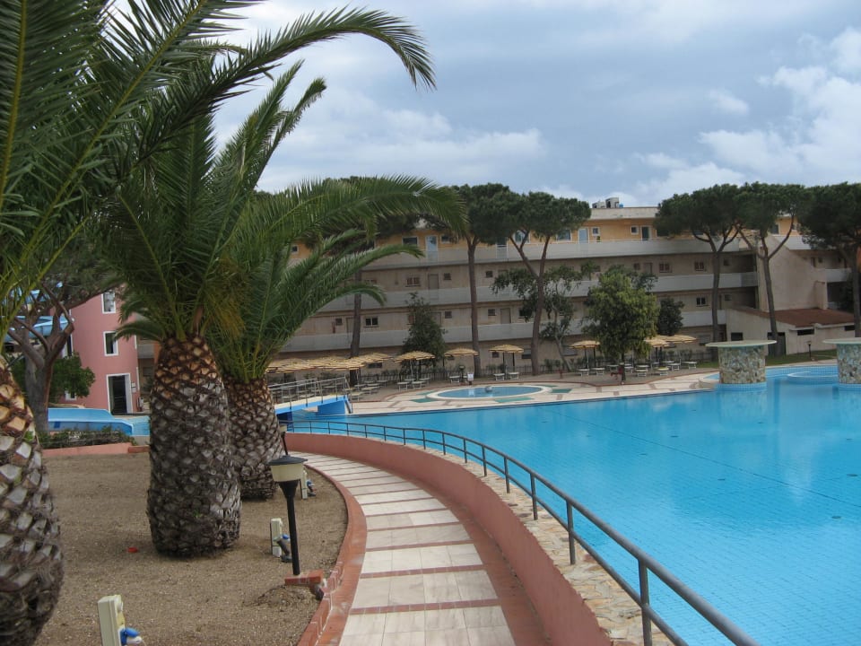 Pool mit Hauptgebäude im Hintergrund Tirreno Resort