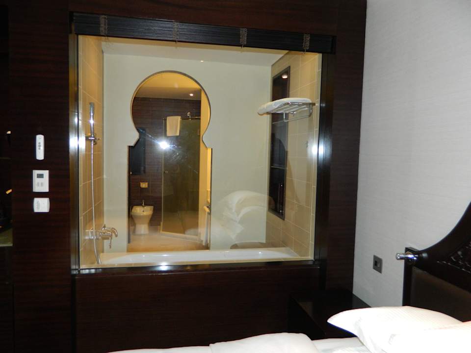Auslick vom Schlafbereich in das Badezimmer Rixos Al Mairid Ras Al Khaimah