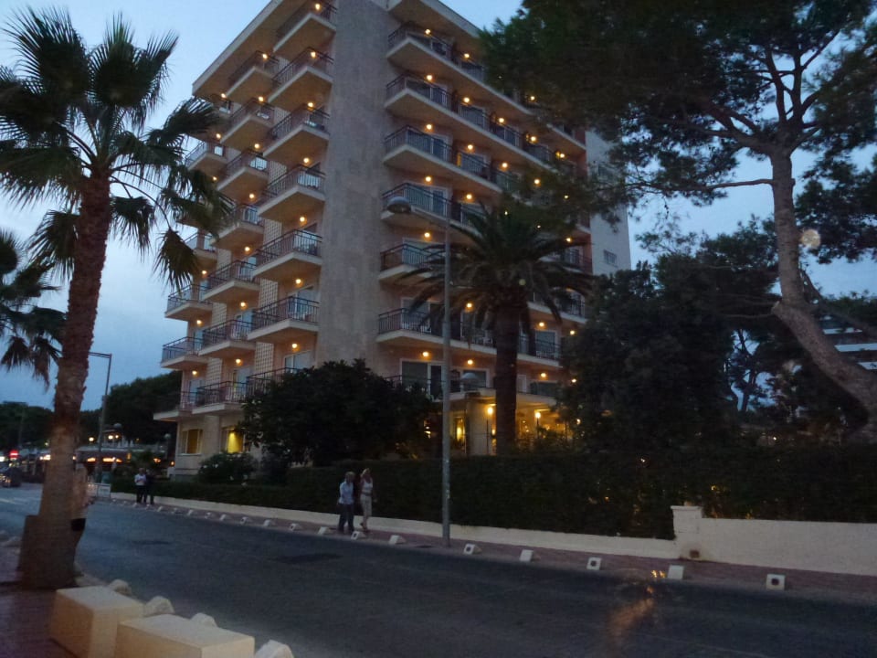 Hotel abends - rechts Pool + Garten Hotel & Appartements Leman