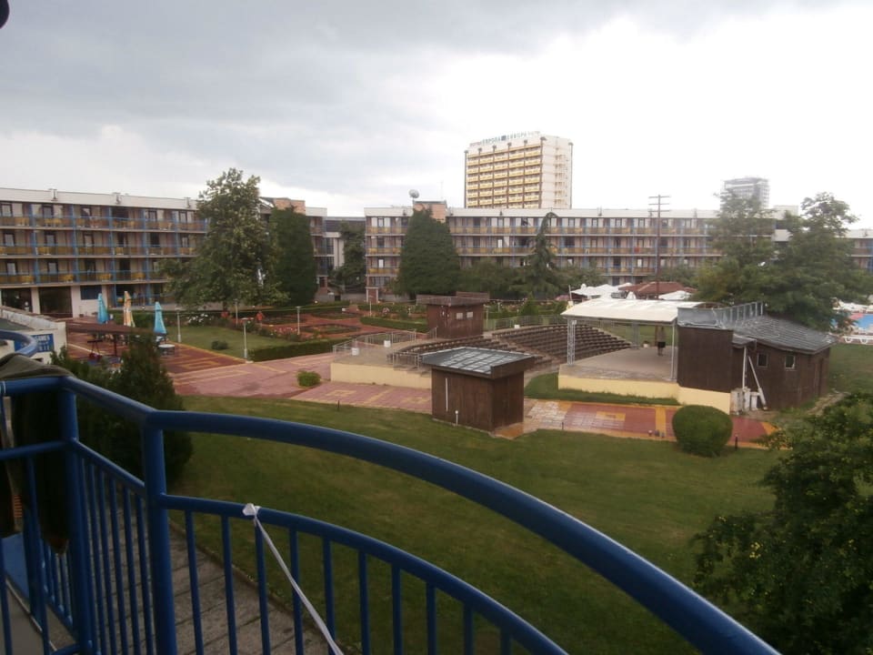 Widok z pokoju na basen hotelu "Pomorie" Hotel Pliska