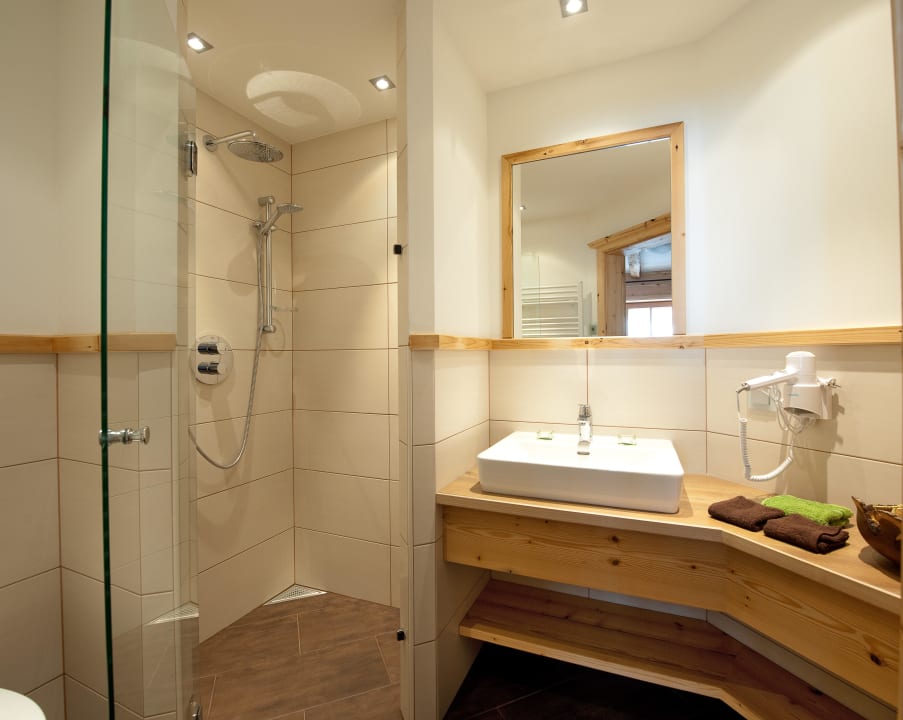 Badzimmer mit Dusche HERZWIES Almsuite & Felding Stubn