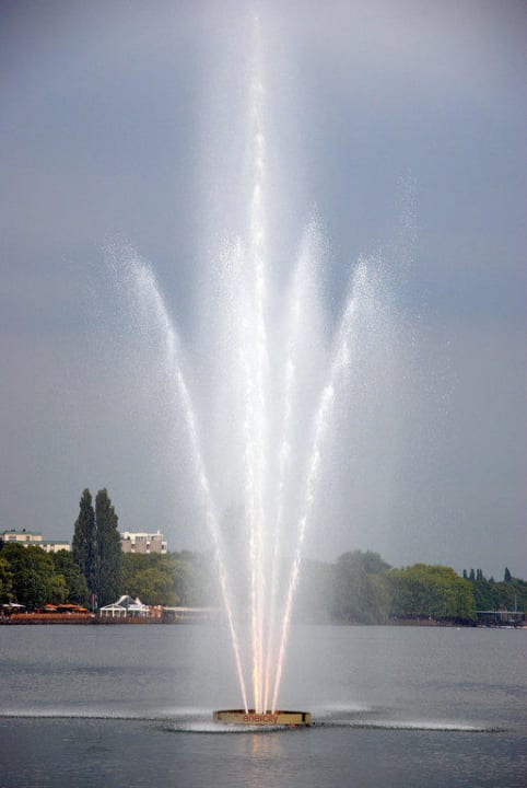 Springbrunnen im Maschsee Courtyard by Marriott Hannover Maschsee
