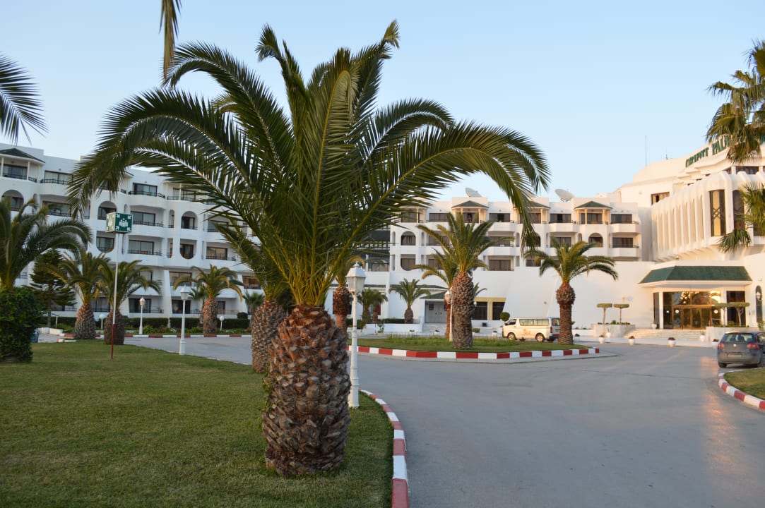 Weg vor dem Hotel Orient Palace Resort & Spa