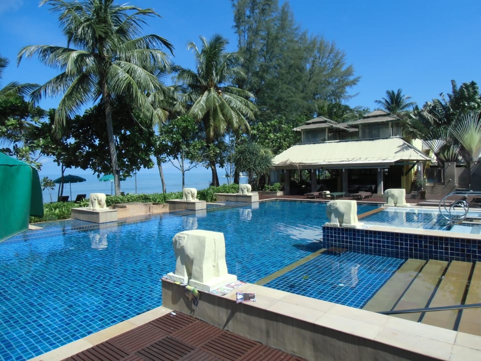 Pool mit Blick aus Restaurante Baan Khaolak Beach Resort