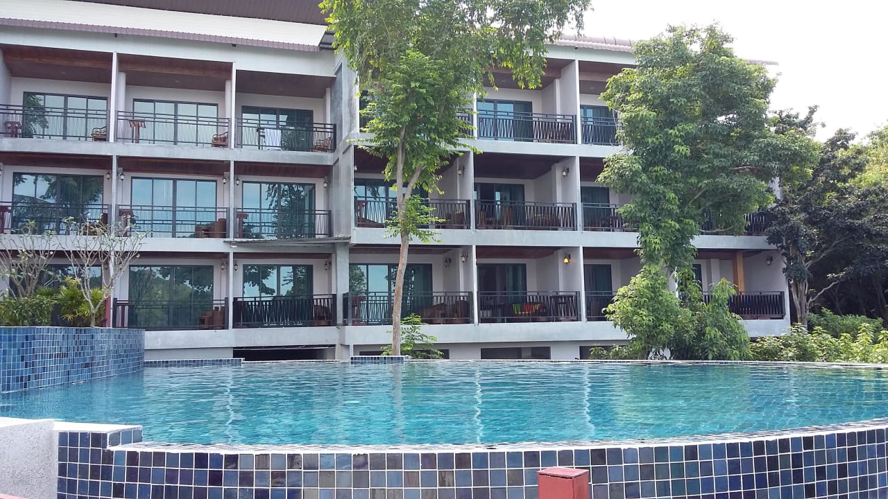 Blick von der Poolanlage auf die Zimmer Dusit Buncha Resort