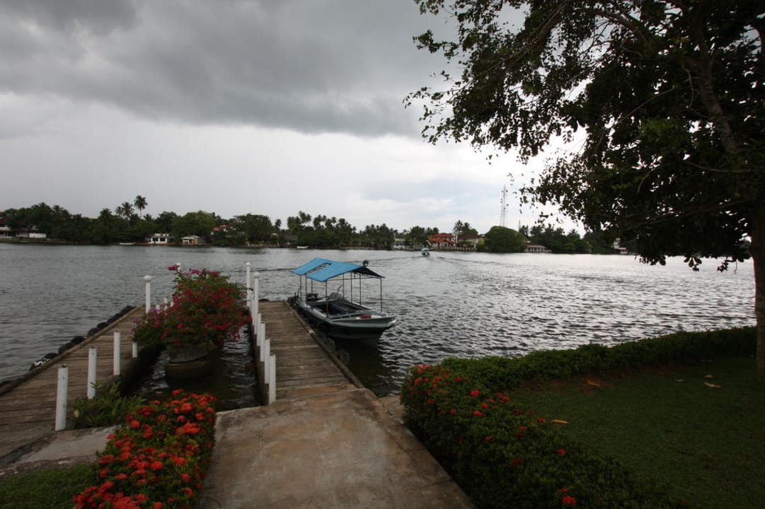 Blick von der Hotelinsel zum Dorf Barberyn Sands Ayurveda Resort