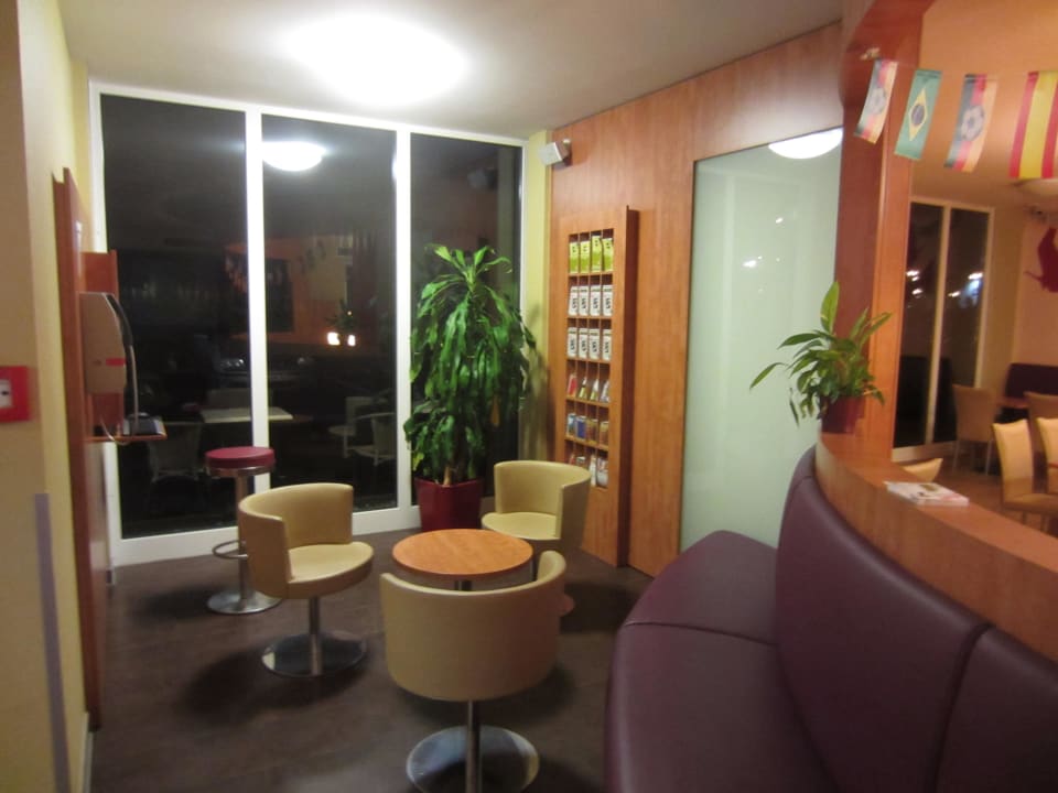 Lobby-Bereich B&B Hotel Düsseldorf-Airport