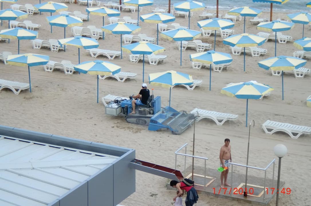 Strandreinigung am Abend Hotel Slavuna