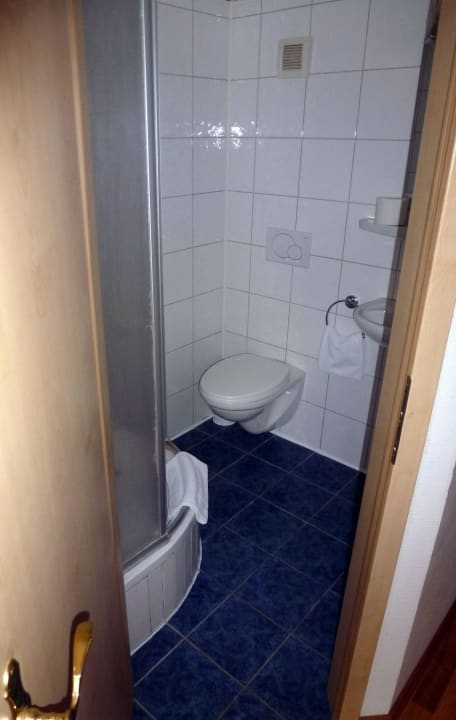 Sehr kleines Badezimmer vom Zim.10 Hotel Löwensteiner Hof