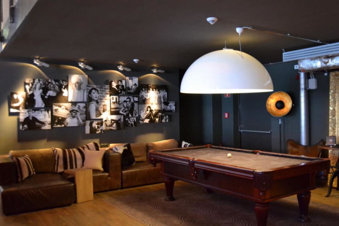 Billardecke hinter der Bar Max Brown Hotel 5th District, part of Sircle Collection