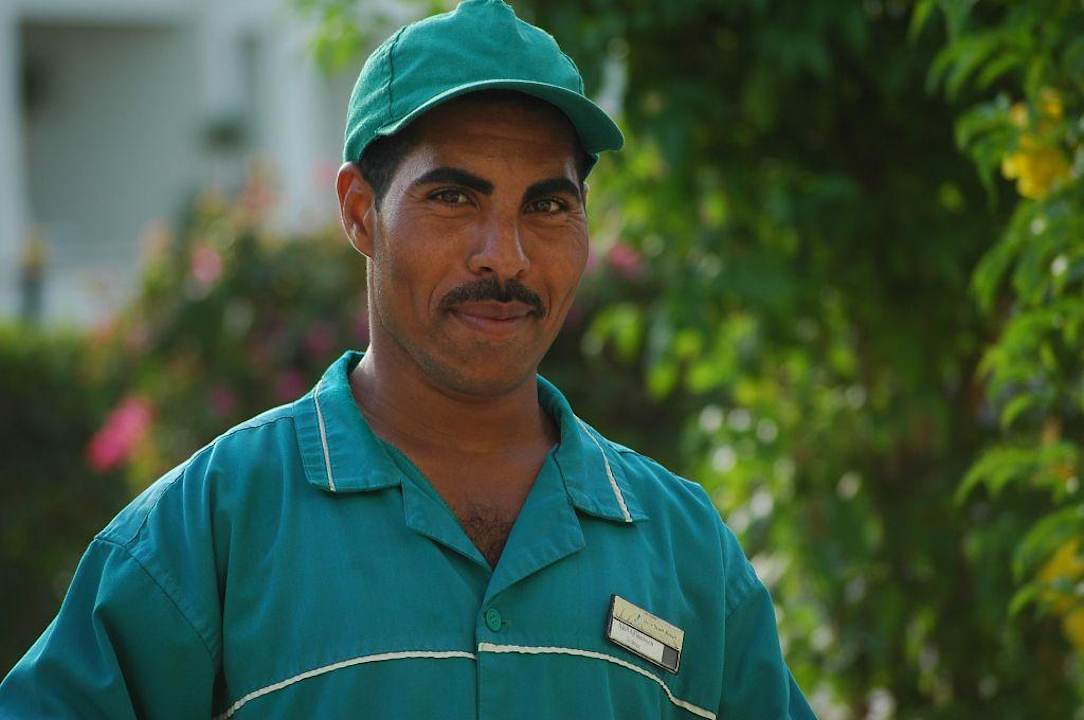 Een vriendelijke tuinman Pickalbatros Dana Beach Resort - Hurghada