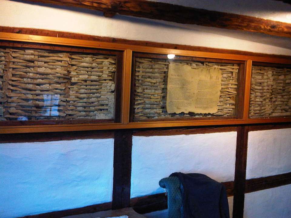 Freigelegte Wand im Zimmer Haus zum Sternen