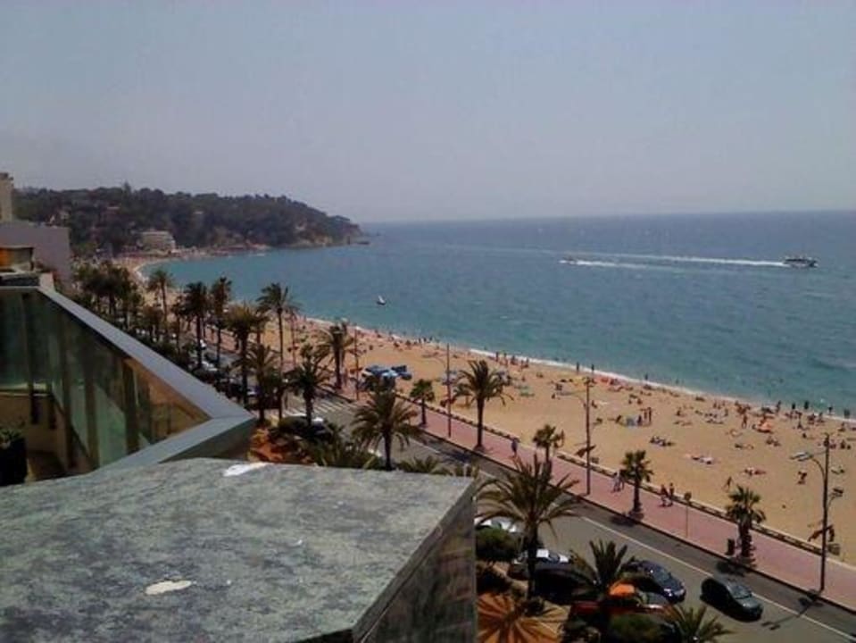 Blick vom Dach-Pool auf den Strand Hotel Miramar