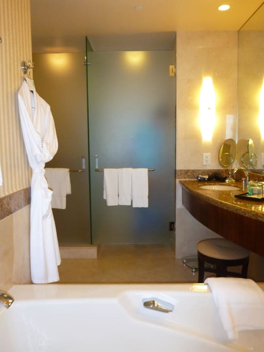 Bad mit Wanne und Regendusche Diplomat Resort & Spa Hollywood, Curio Collection by Hilton