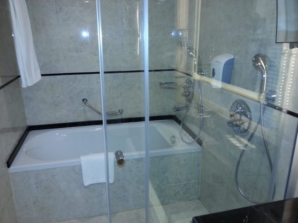 Sehr großes und schönes Bad Dobedan Exclusive Hotel And Spa