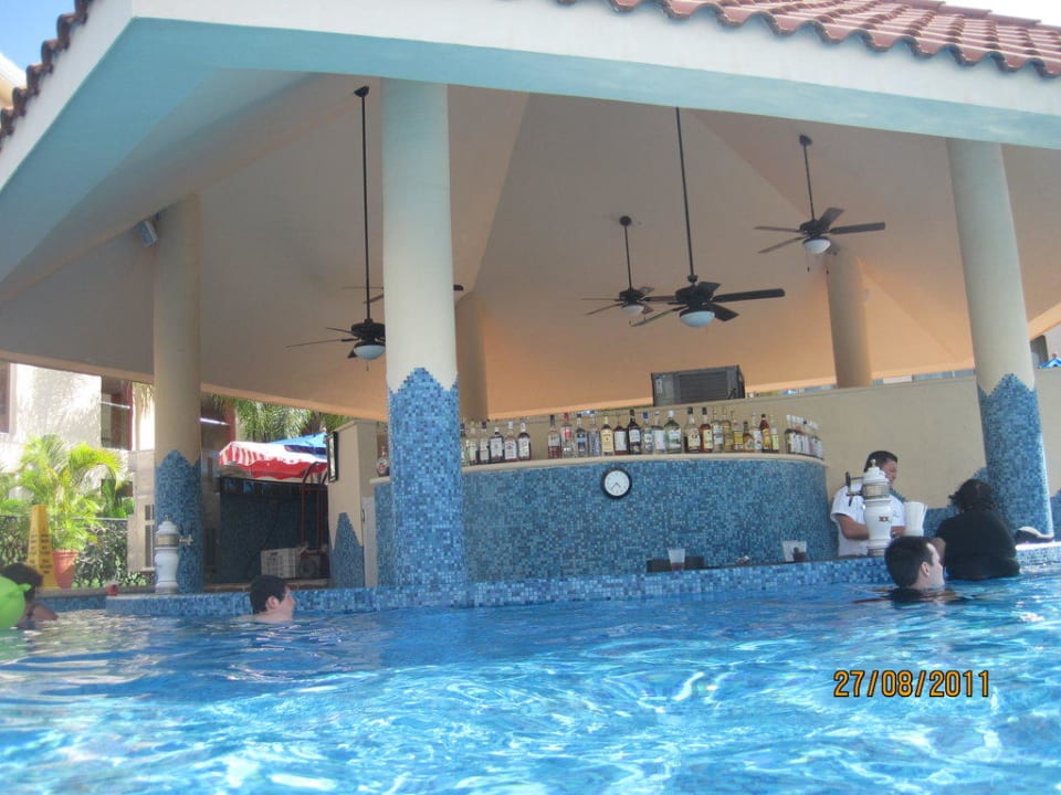 Poolbar Sandos Playacar Beach Resort