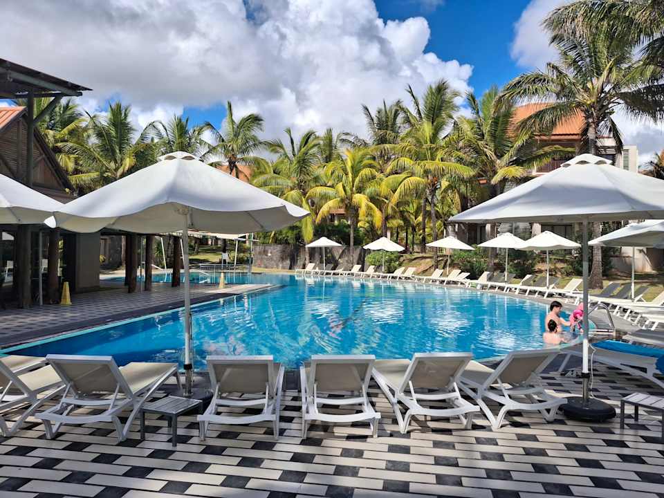 Pool Crystals Beach Resort Belle Mare, a member of Radisson Individuals