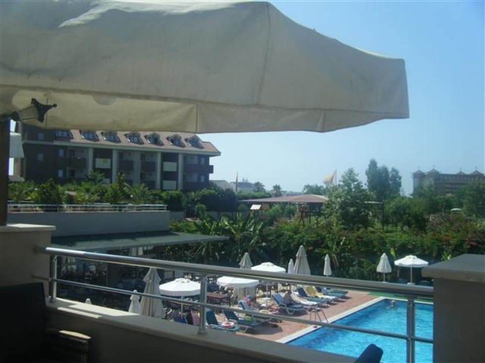 Aussicht von der Terrasse (Anbau) auf den Ruhepool Hane Family Resort