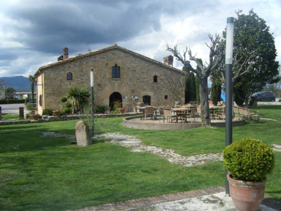 De paseo hacia el parque, canchas, piscina Hotel Apsis Mas Solà