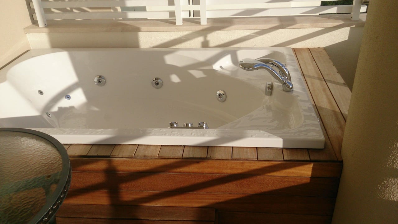 Whirlpool auf dem Balkon Lara Barut Collection