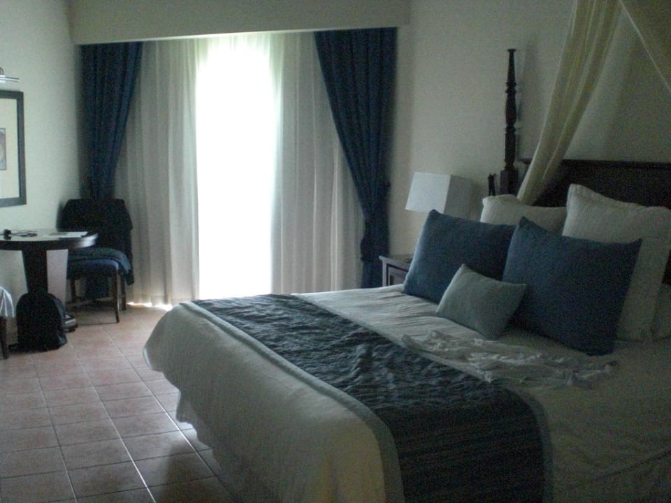 Großes bequemes Doppelbett Dreams La Romana Resort & Spa