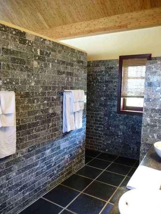 Teil des offenen Baderaums Allezboo Beach Resort & Spa