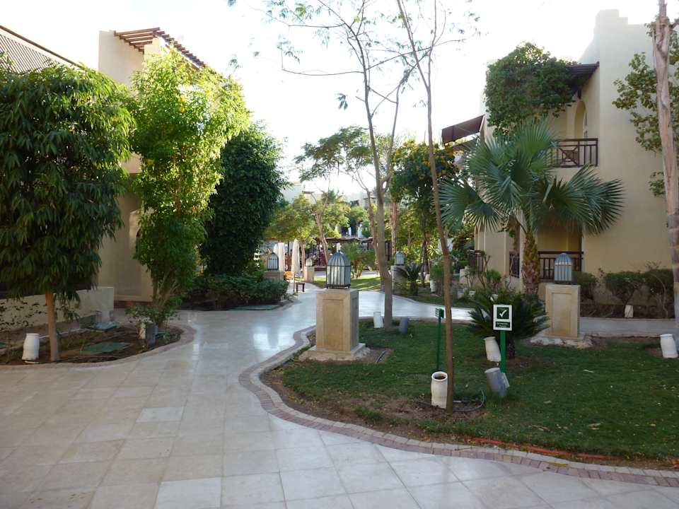 Saubere Wege führen durch die gepflegte Gartenanlage The Grand Hotel Sharm El Sheikh