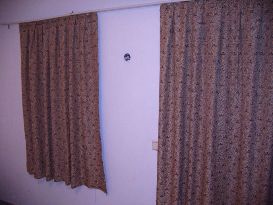 Offene Stromverteilerdose im Zimmer  Apartments Hane Annex