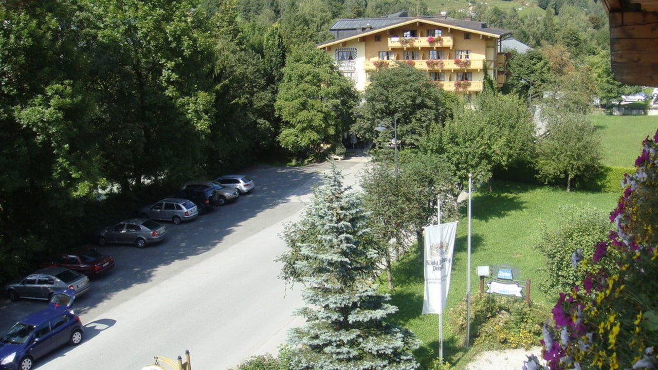 Haupteingang mit Parkplatz Hotel Zur Mühle