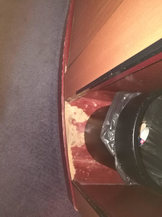 Holzboden völlig abgewetzt Novotel Suites Wien City Donau