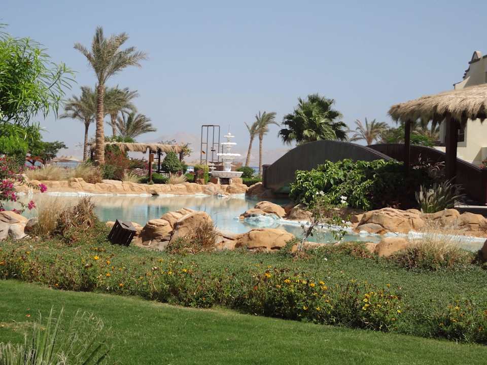 На территории отеля множество прудов Regency Plaza Aqua Park & Spa