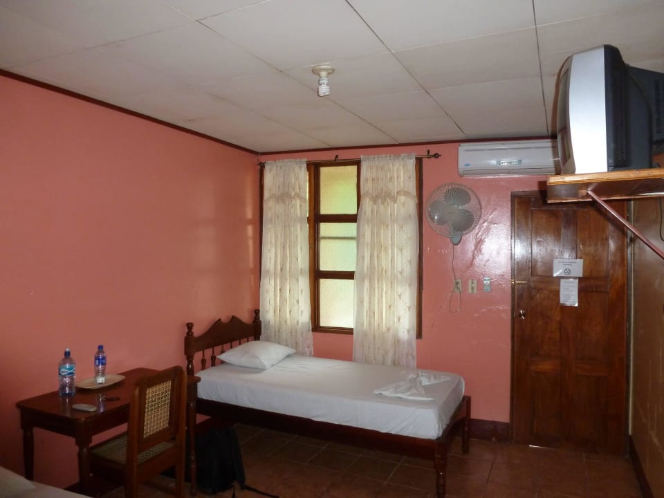 Schlaftimmer mit TV hängt zu tief                  Hotel Cabinas Leyko