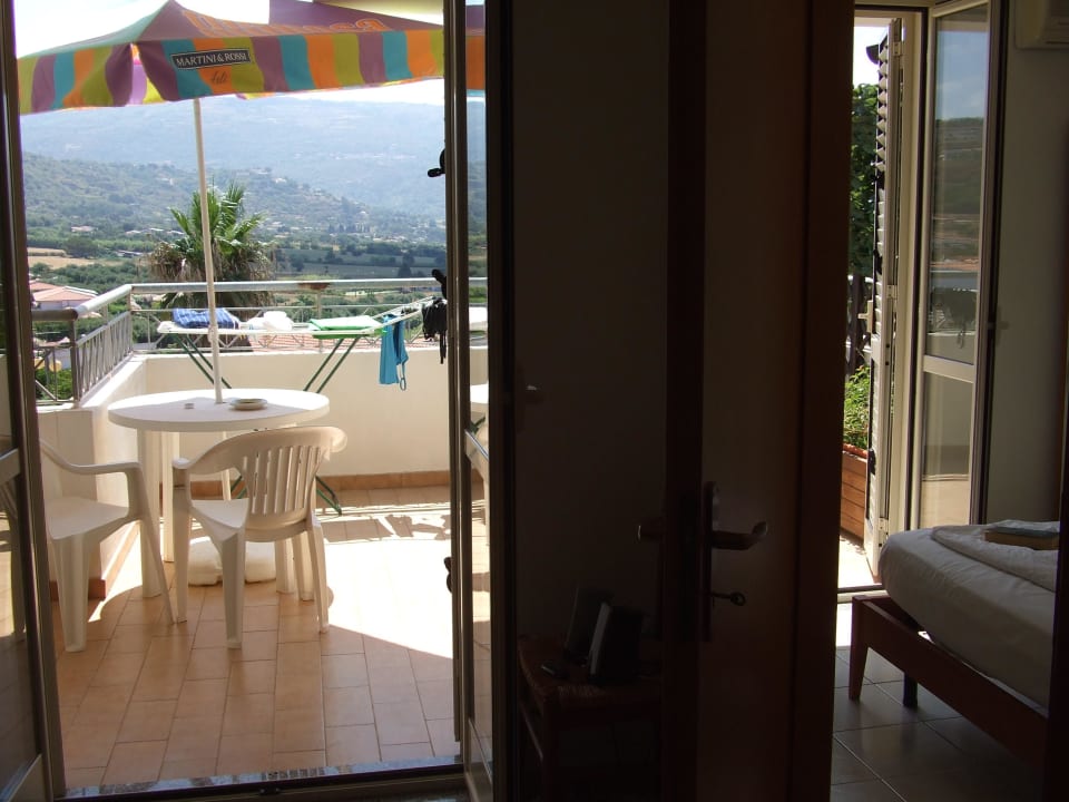 Blick auf Balkon und Schlafzimmer (Wohn-Esszi.) Eolo Hotel