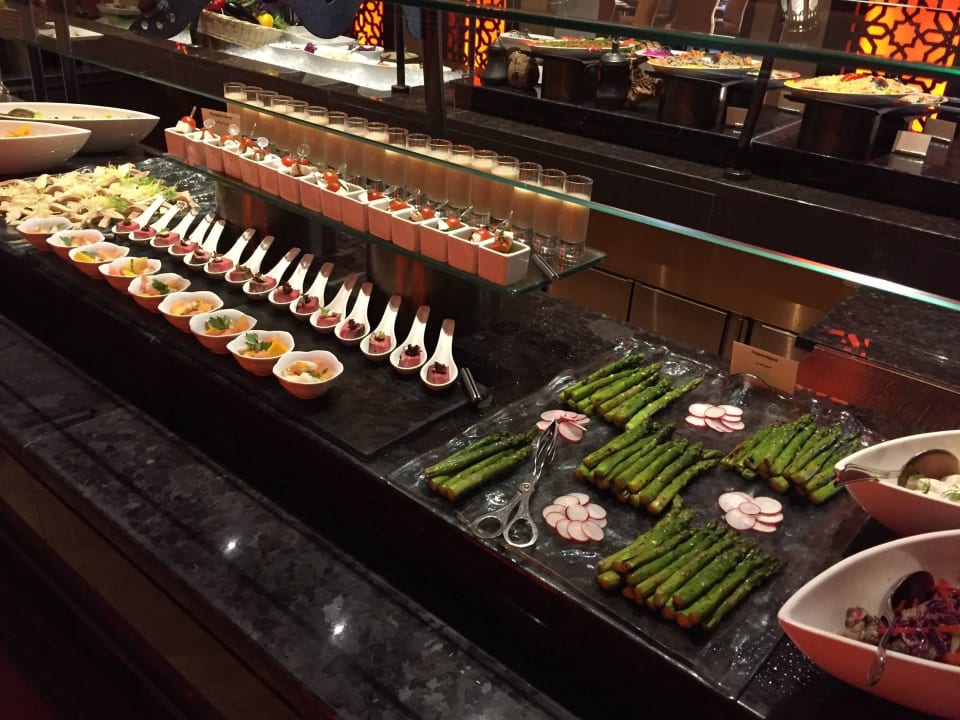 Buffet Qasr Al Sarab Desert Resort by Anantara