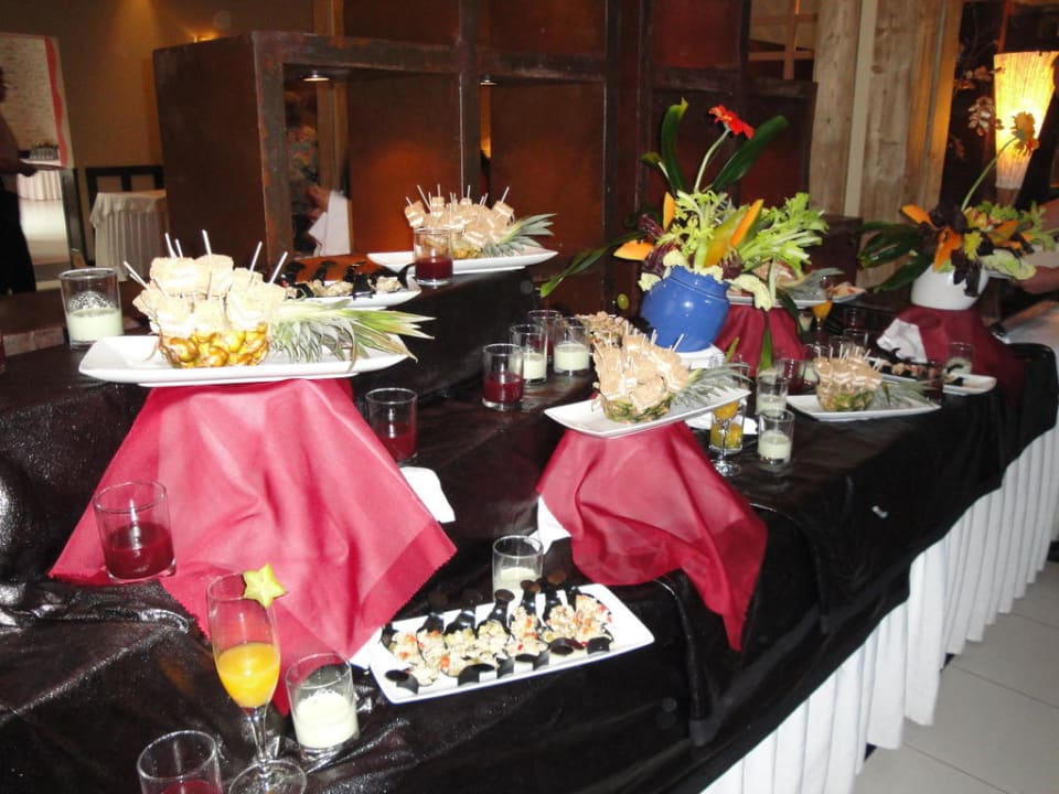Kleines Vorspeisenbuffet am Eingang Lopesan Villa del Conde Resort & Thalasso