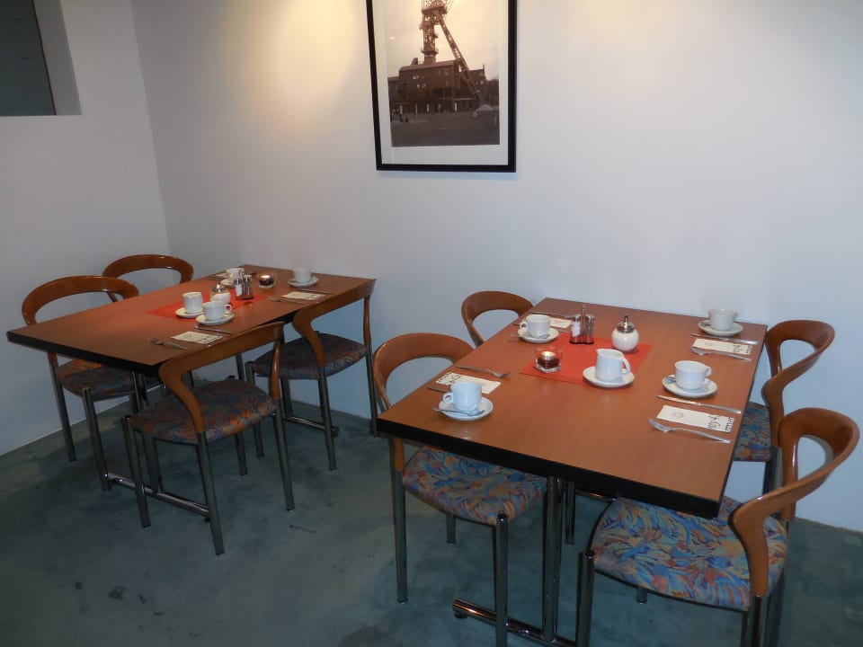 Alt aber immerhin bequem, fleckiger Teppich zusehe Days Inn Dortmund West